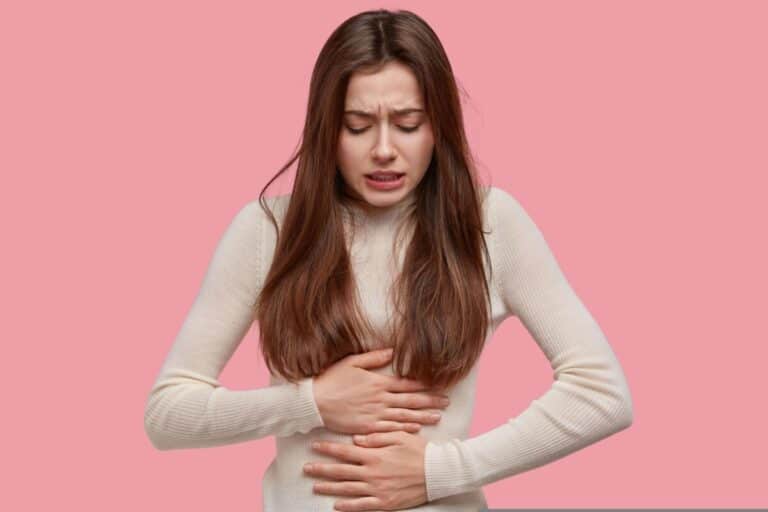 복통으로 고통받는 여성